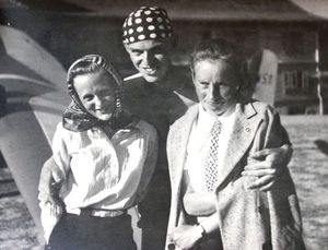 Irena Kempwna, Tadeusz Gra i Wanda Modlibowska, Bezmiechowa 1938r. W klapie marynarki Modlibowskiej srebrna odznaka szybowcowa.