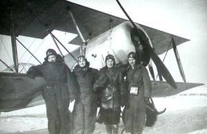 Modlibowska z pilotkami AP przy samolocie Hanriot H-28