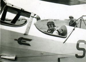 Wanda Modlibowska w kabinie samolotu RWD-8 wyposaonego w konstrukcj umoliwiajc holowanie szybowcw na lotnisku awica