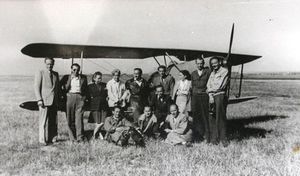 Modlibowska z grup pilotw przy samolocie akrobacyjnym Bcker Jungmann. Ligotka Dolna, 27-28.VIII.1948r.