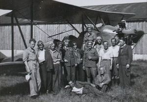 Modlibowska z grup pilotw i mechanikw przy samolocie Po-2