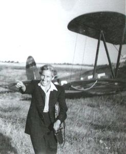 Modlibowska przy samolocie Po-2 w Poznaniu, 11.VIII.1946r.